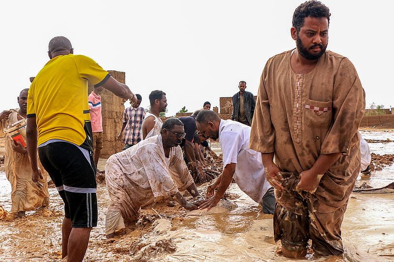 Men create a make-shift embankment out of mudbrick amidst flooding in Masawi near Meroe in Sudan's Northern State on August 27, 2024.FILE.